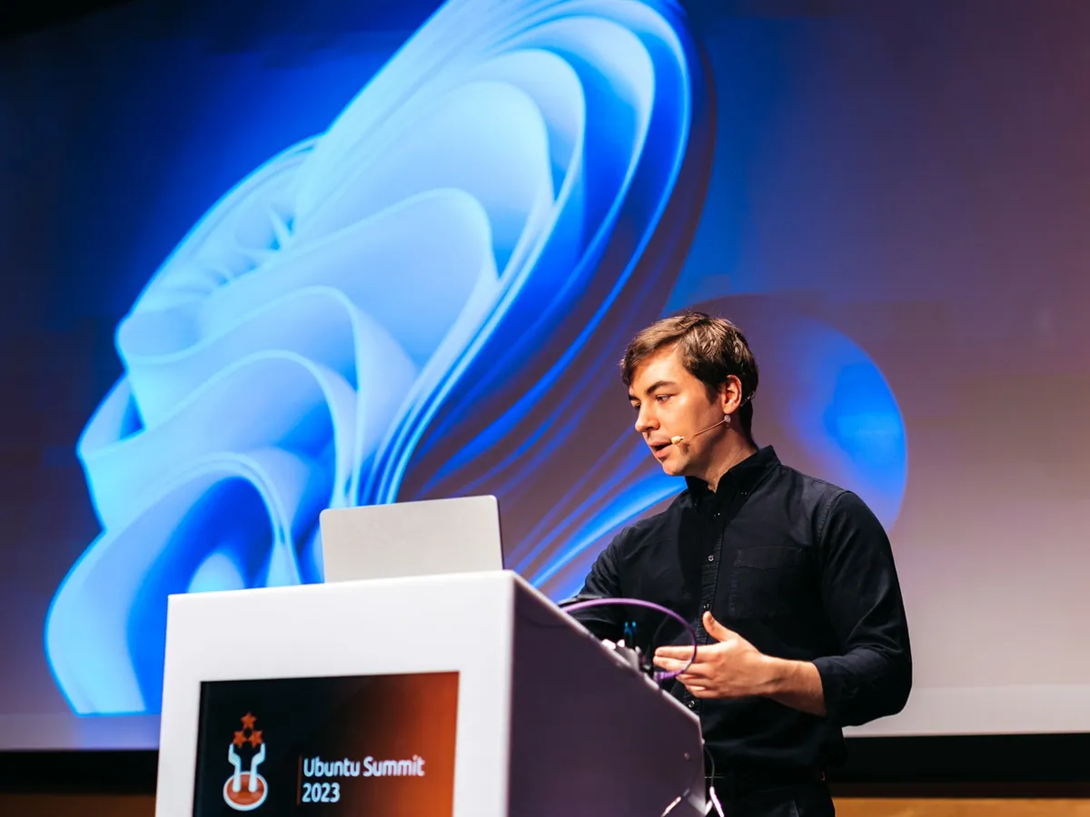 Craig Loewen presenting from the lectern at Ubuntu Summit 2023